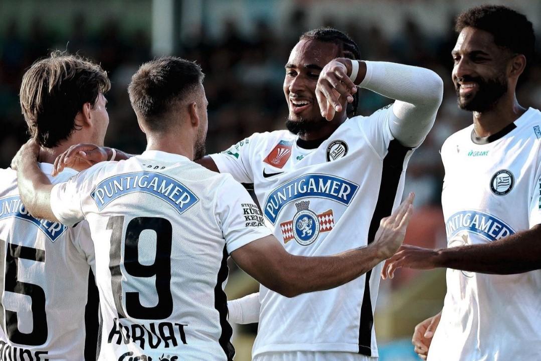 Jogadores do Sturm Graz aquecendo para o jogo.