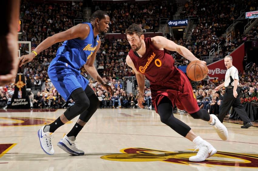 Kevin Durant e Kevin Love durante jogo da NBA