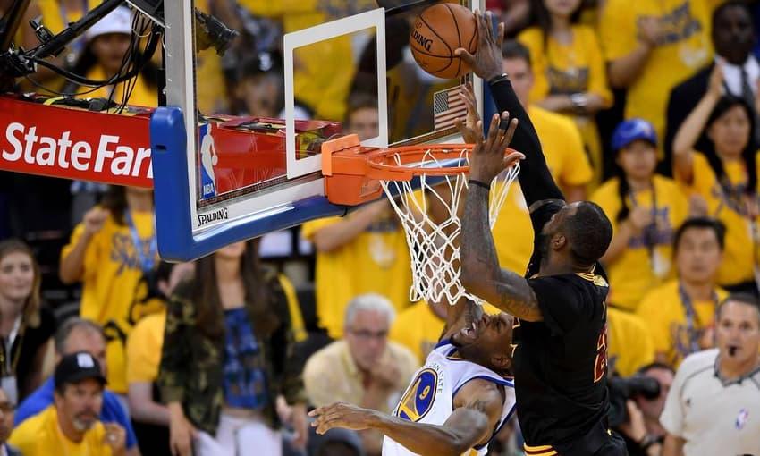 Toco de LeBron James em Iguodala