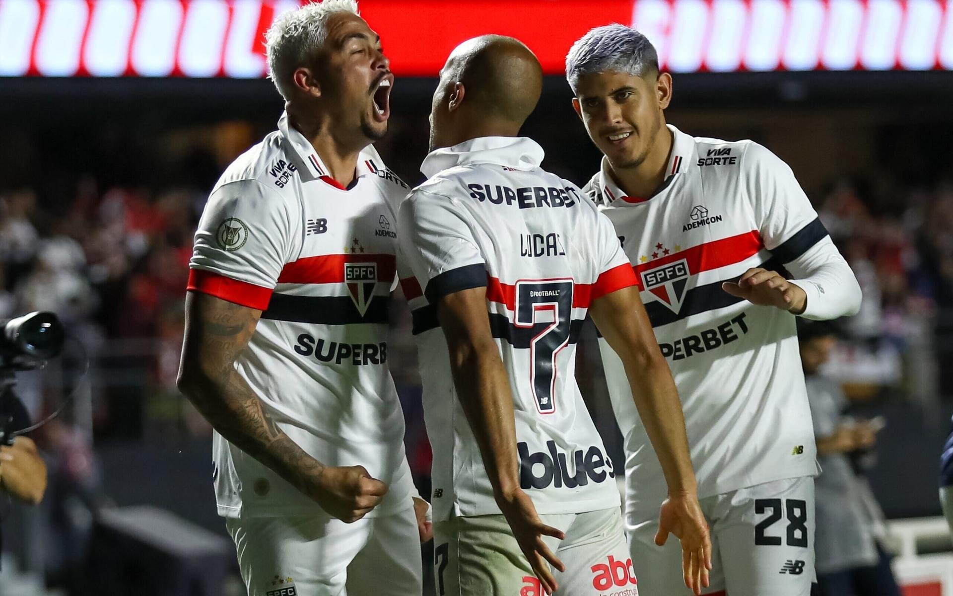 Jogadores do São Paulo comemoram gol