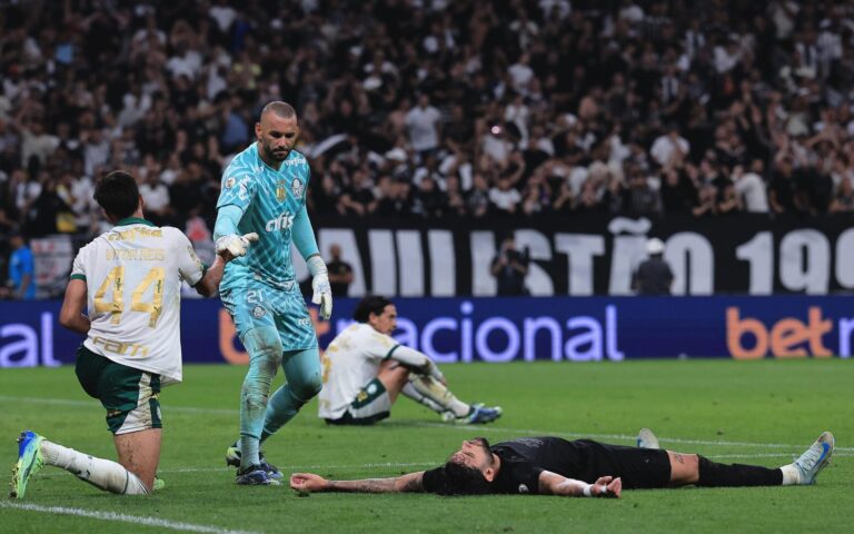 Torcedores do Palmeiras Criticam Weverton Após Erros em Clássico contra o Corinthians