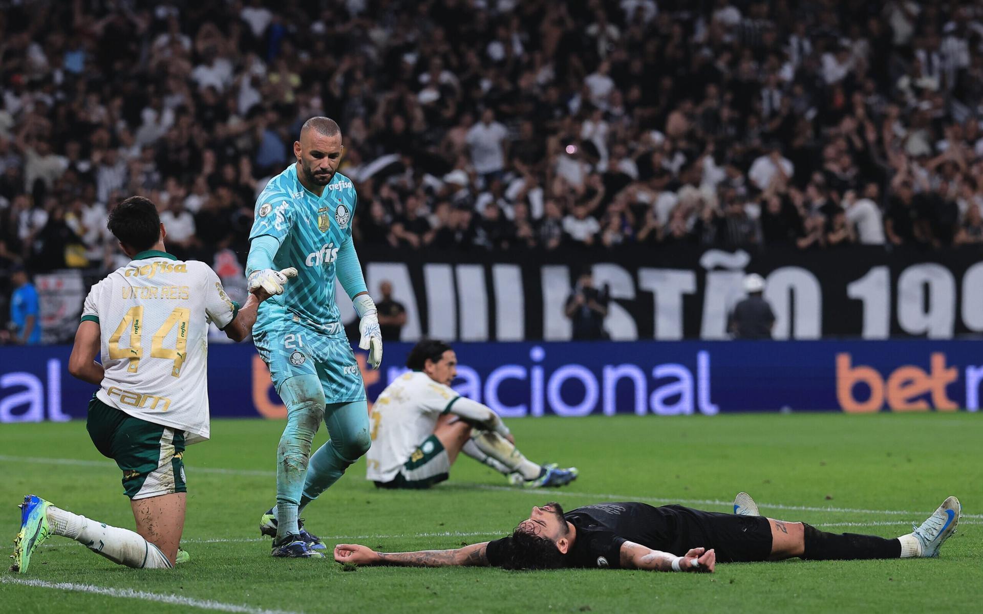 Weverton em ação durante o clássico entre Palmeiras e Corinthians.