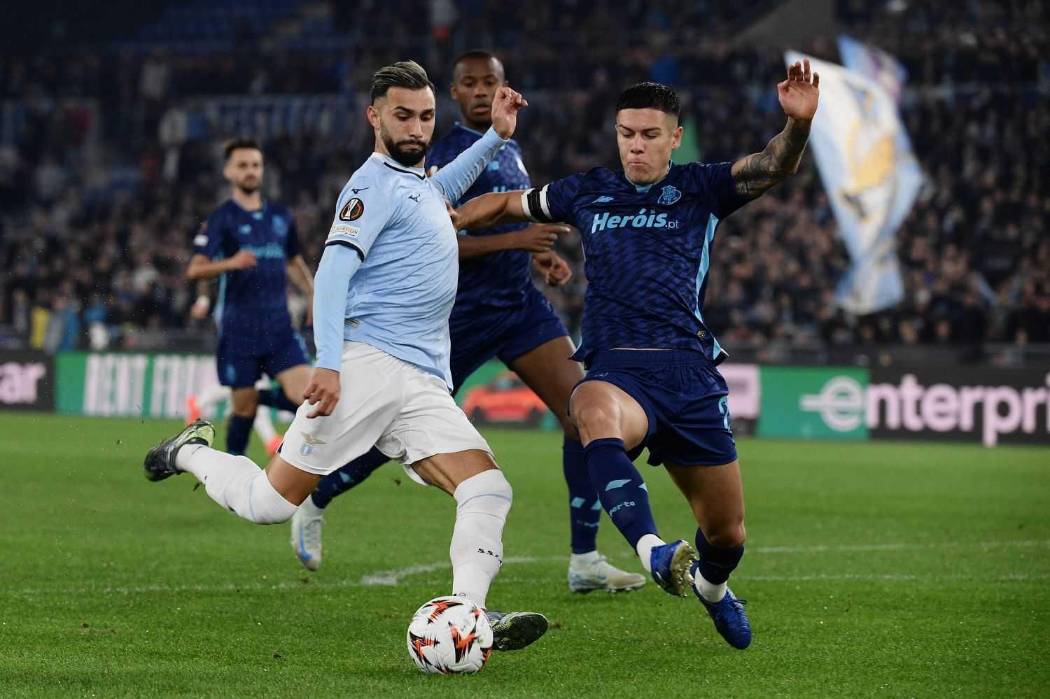 Eustáquio e a torcida do Porto comemoram durante a partida