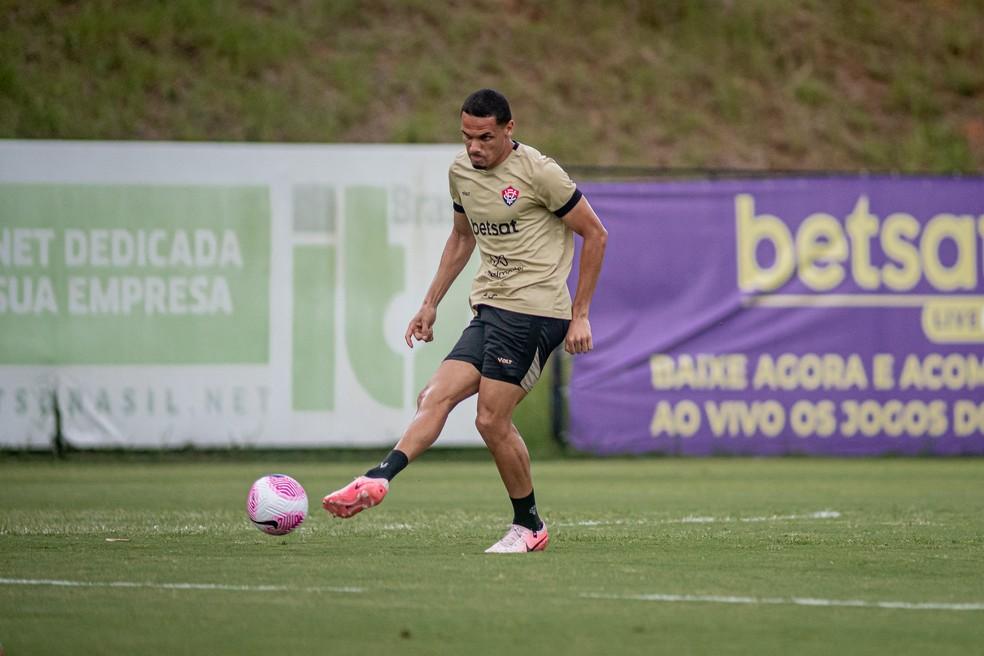 Neris durante treino do Vitória