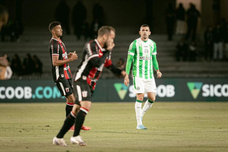 Coritiba encerra Série B com derrota e pior público da temporada