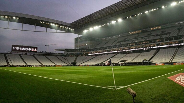 Corinthians e Palmeiras se enfrentam em clássico decisivo na Série A