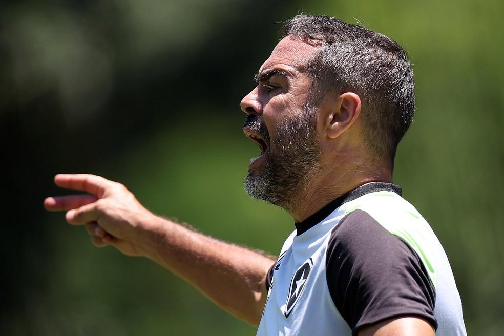 Artur Jorge em treino do Botafogo às vésperas do jogo contra o Atlético-MG