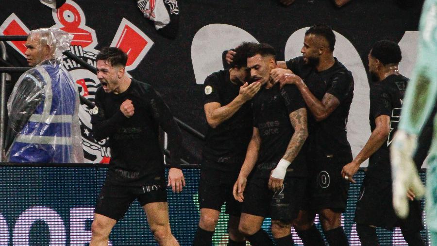 Garro celebra gol do Corinthians sobre o Palmeiras em jogo do Campeonato Brasileiro.