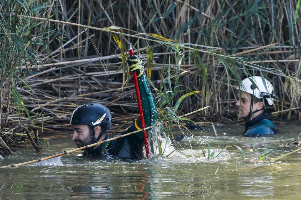 Mergulhadores da Guarda Civil em busca de desaparecidos na Albufera