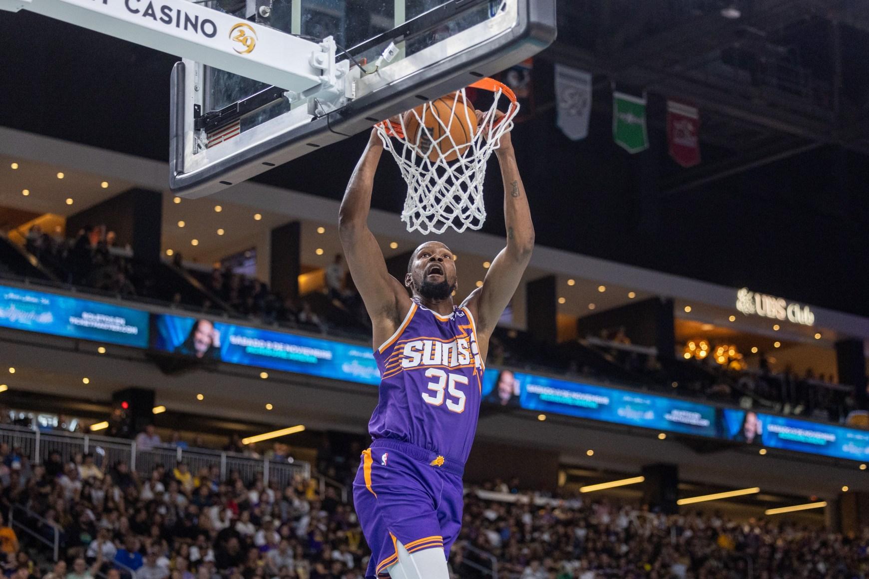 Kevin Durant em ação durante partida da NBA