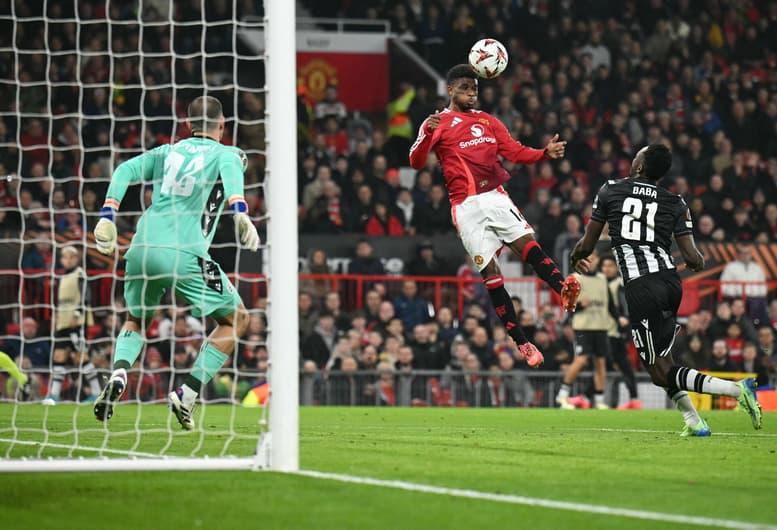 Amad Diallo abre o placar para o Manchester United diante do PAOK, pela Europa League.