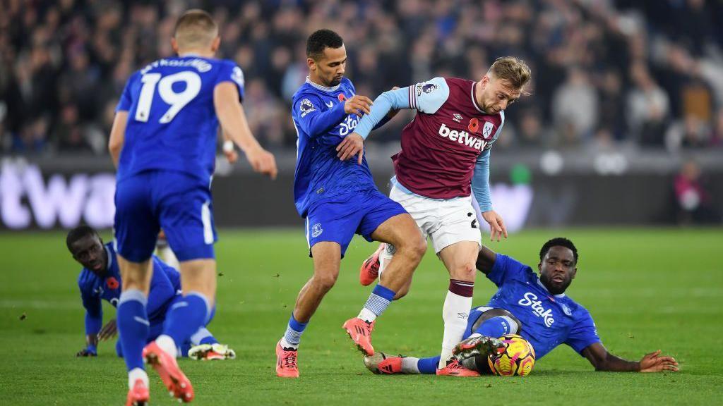 Jarrod Bowen é desarmado por Orel Mangala durante o jogo entre West Ham e Everton