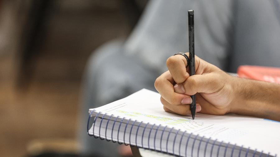 Estudantes se preparam para o primeiro dia do Enem, que tem redação e 90 perguntas.