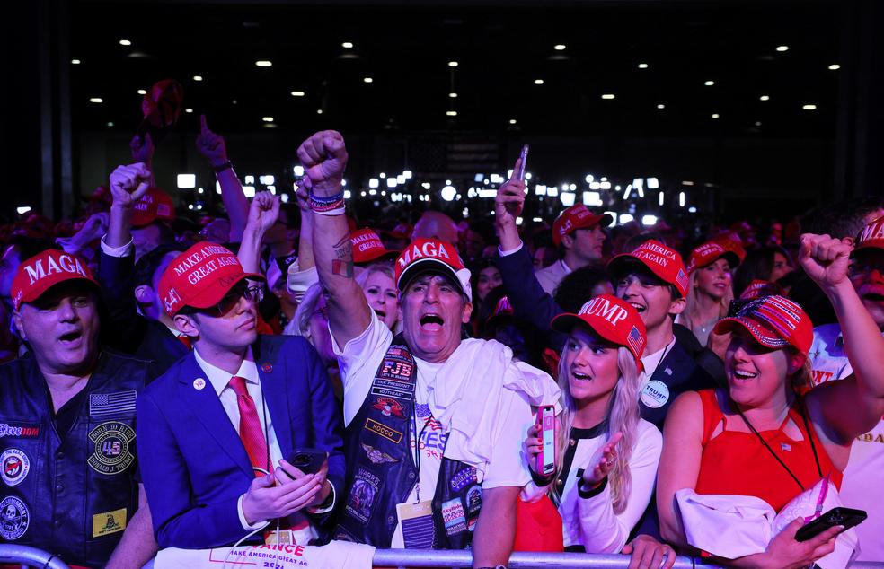 Apoiadores de Donald Trump em Palm Beach, na Flórida