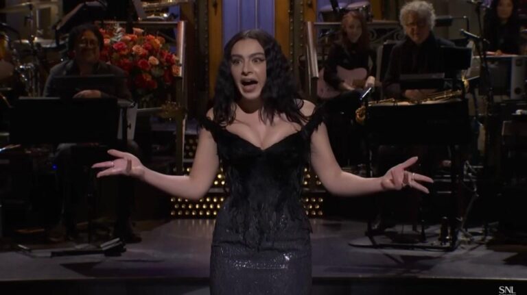 Charli XCX Brilha no SNL e Provoca Controvérsia com Martha Stewart