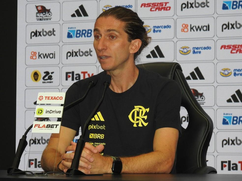Filipe Luís concede entrevista como campeão da Copa do Brasil — Foto: Fred Gomes.