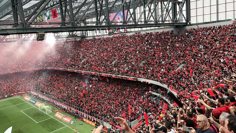 Torcida do Athletico lota a Ligga Arena contra o Atlético-GO