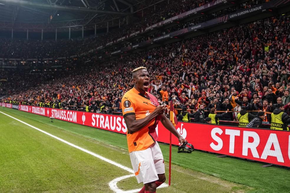 Victor Osimhen marca duas vezes em vitória do Galatasaray sobre o Tottenham, na Liga Europa