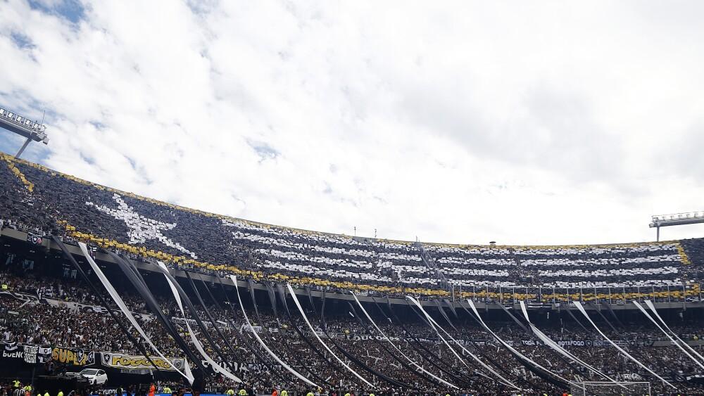 Torcida do Botafogo no Mâs Monumental, em Buenos Aires