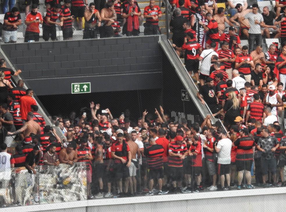 Torcida do Flamengo tem dificuldades de acessar setor da Arena MRV