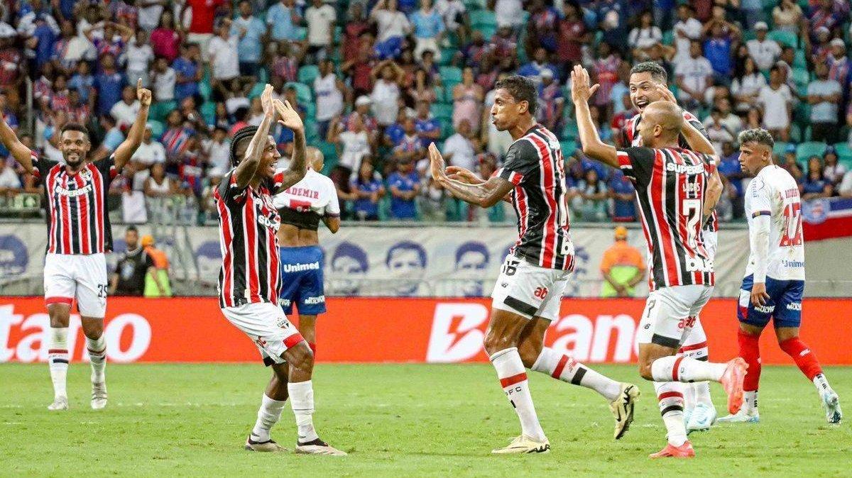 Jogadores do São Paulo comemoram gol contra o Bahia