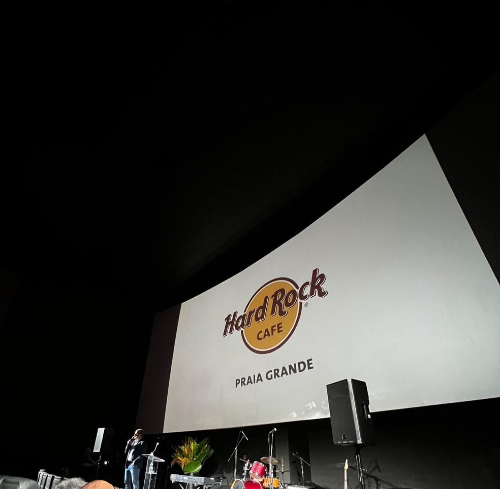 Anúncio do Hard Rock Cafe durante evento no Litoral Plaza Shopping