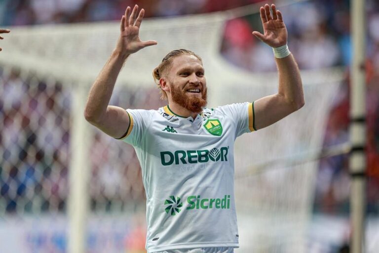 Vasco busca contratação de Isidro Pitta, atacante do Cuiabá