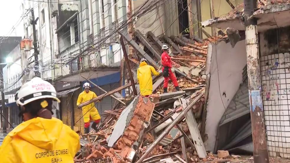 Bombeiros atuam na Baixa dos Sapateiros após desabamento.