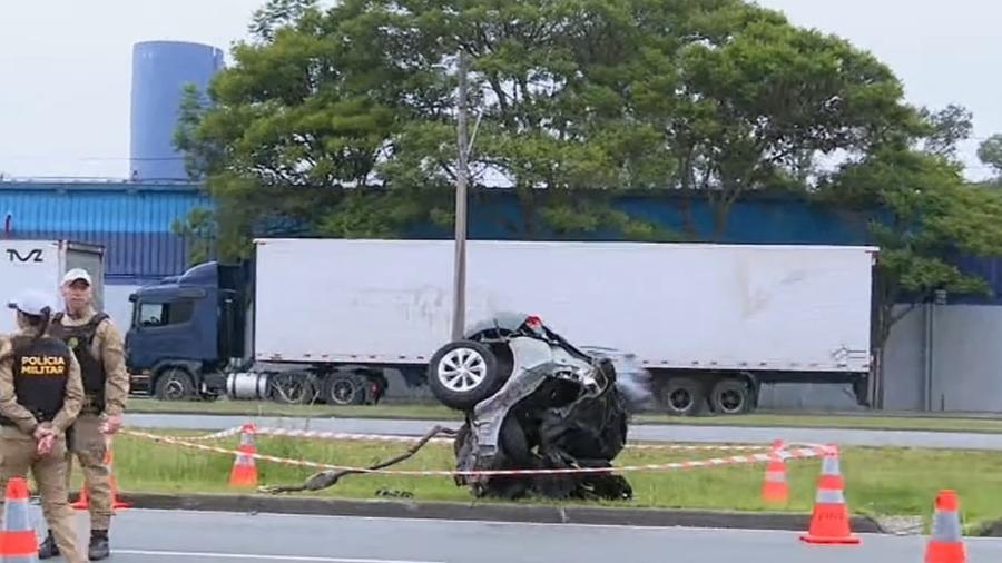 Batida fez parte de carro parar no canteiro de uma avenida em Curitiba.