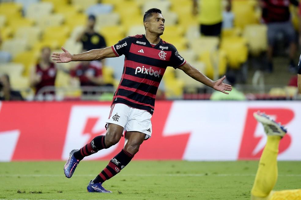 Alex Sandro comemora seu primeiro gol pelo Flamengo