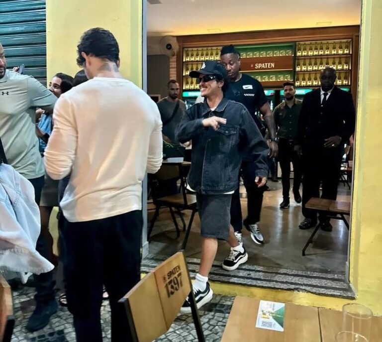 Bruno Mars é visto em bar de Belo Horizonte e fãs acampam para show no Mineirão