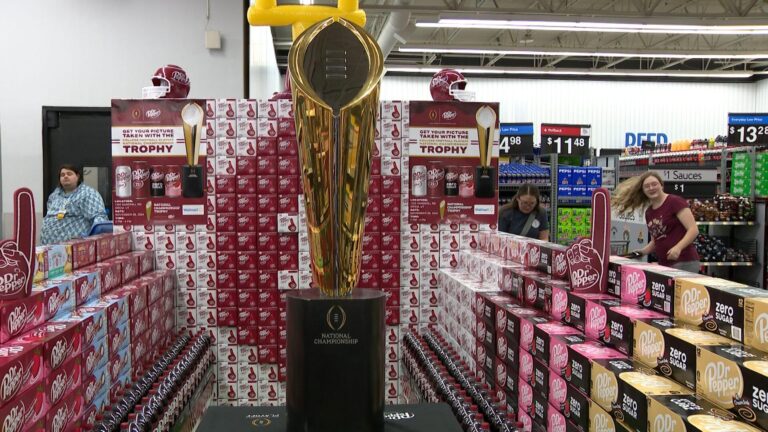 Troféu do Campeonato Nacional de Futebol Universitário em Exibição em Walmart no Utah