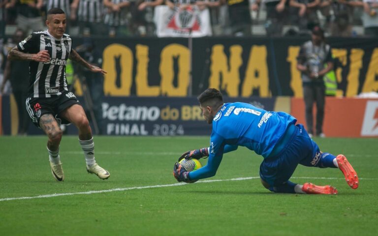 Goleiro Rossi é o destaque na vitória do Flamengo sobre o Atlético-MG na final da Copa do Brasil