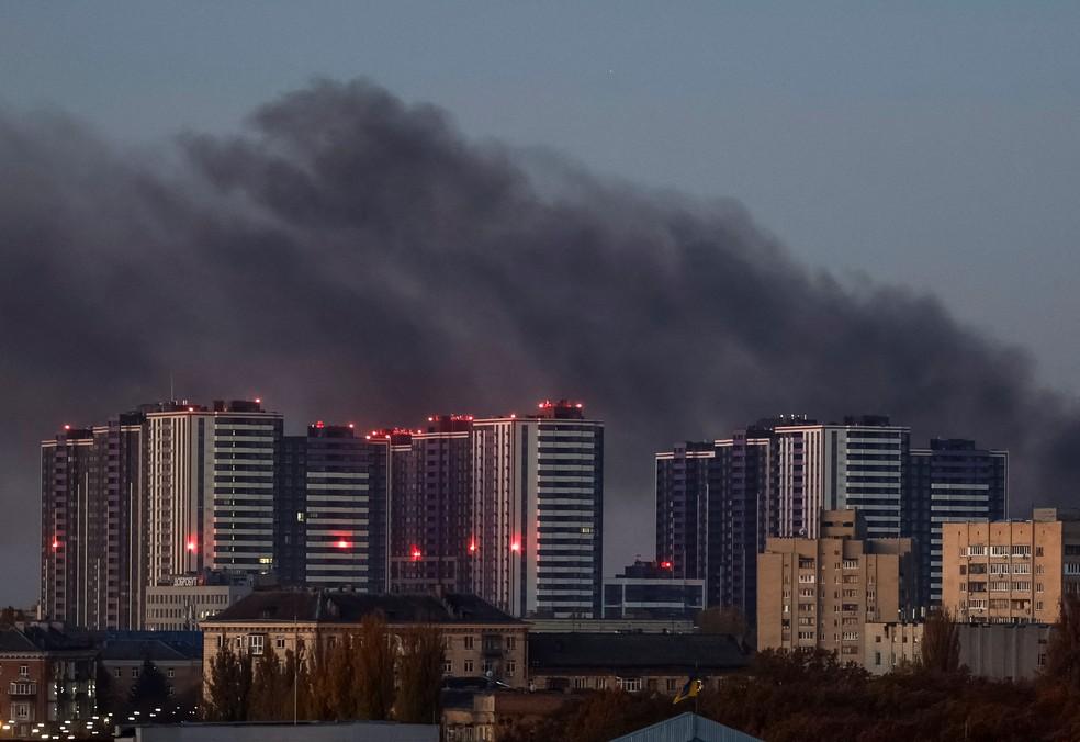 Fumaça é vista sobre Kiev após ataque russo em 7 de novembro de 2024