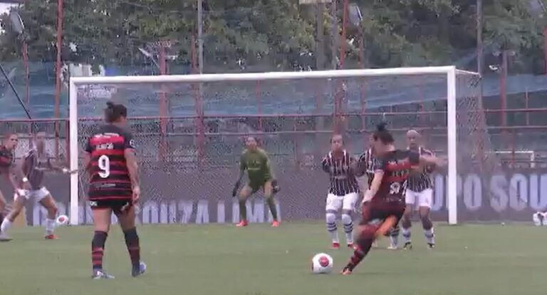 Fluminense e Flamengo empatam na ida da final do Carioca Feminino