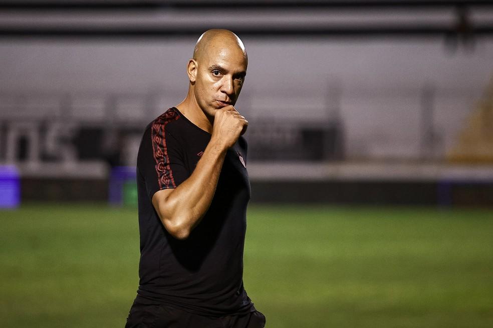 Técnico Pepa durante vitória do Sport sobre a Ponte Preta