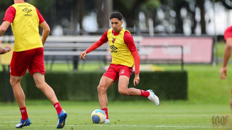 Felipinho em ação no treino do Athletico