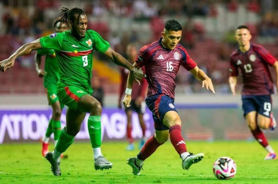 Cruzamento entre jogadores da Costa Rica