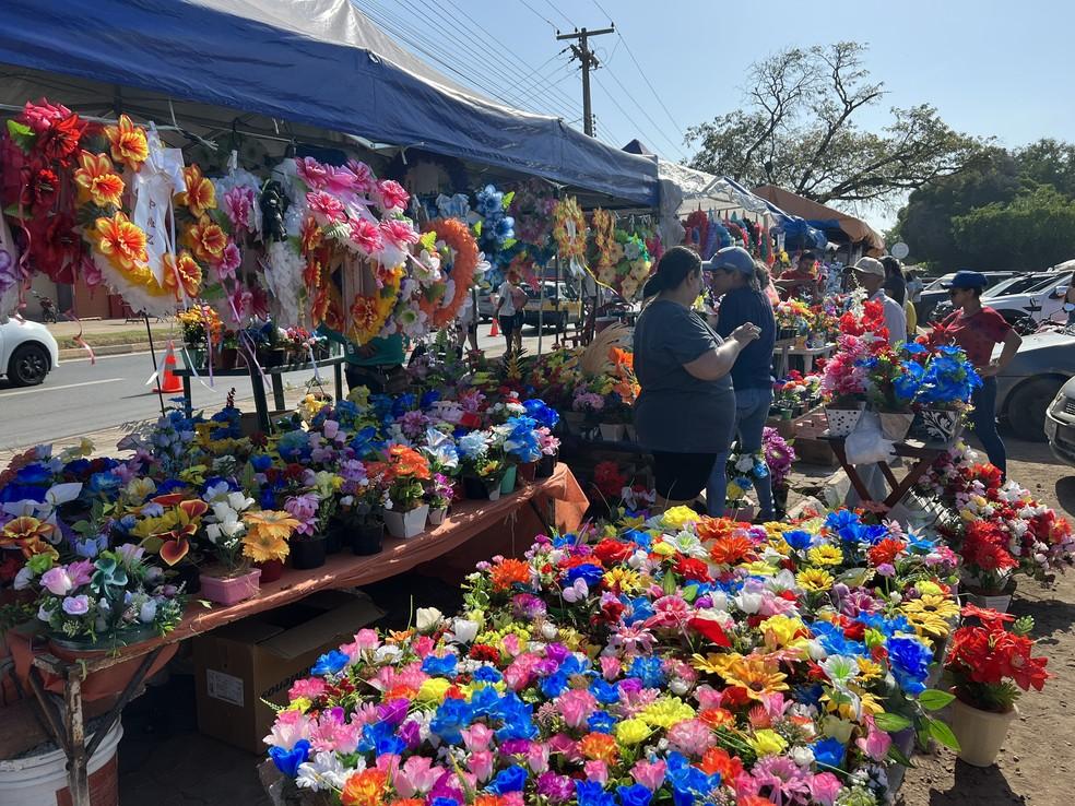 Flores e outros itens vendidos em frente aos cemitérios no feriado de Finados