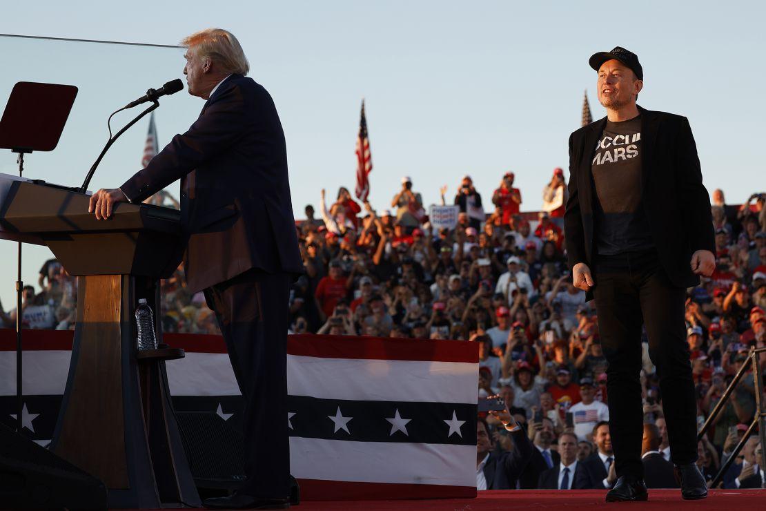 Musk no palco durante um comício de Trump