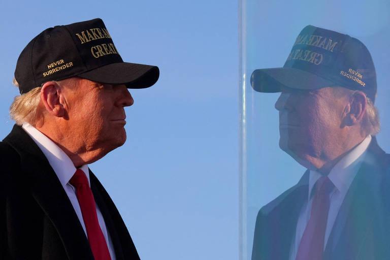 Homem com cabelo loiro e boné preto 'MAKE AMERICA GREAT AGAIN'