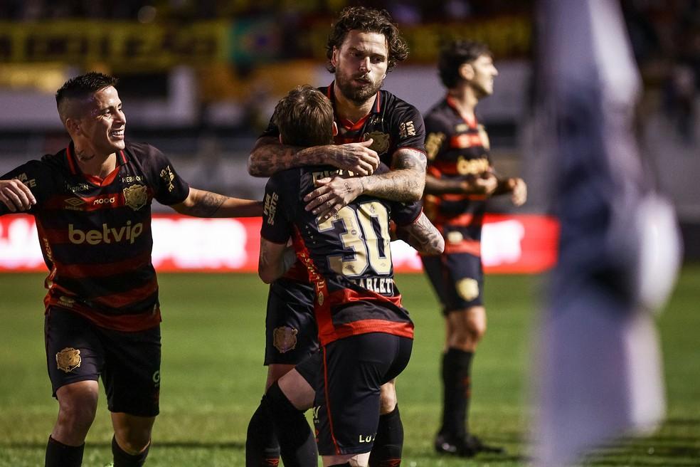 Lucas Lima comemora com Barletta gol do Sport sobre a Ponte Preta