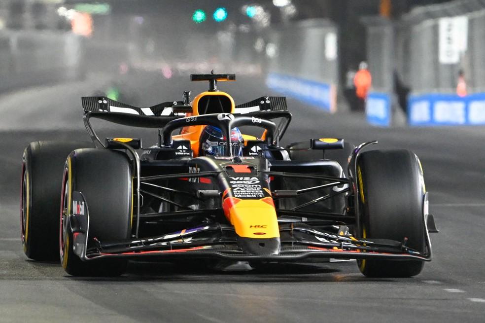 Max Verstappen pilota o RB20 no GP de Las Vegas