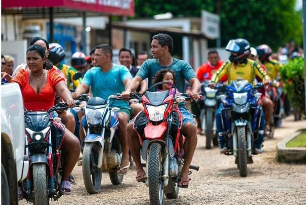 Centenas de motociclistas recepcionaram o árbitro Anderson Daronco.