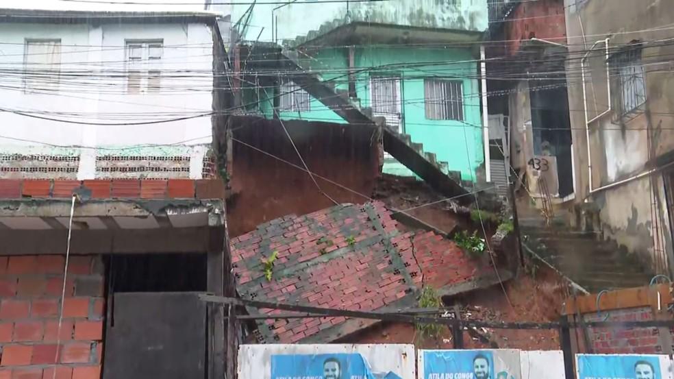 Há riscos de desabamentos e deslizamentos de terra em Salvador.