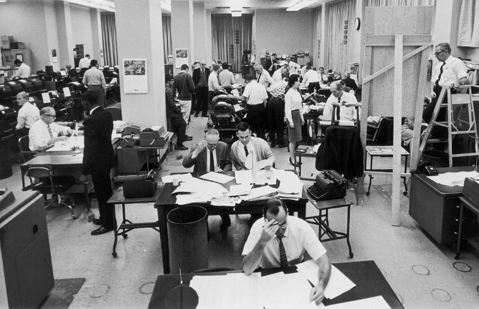 Funcionários da Associated Press trabalham na noite das eleições dos EUA em 1964