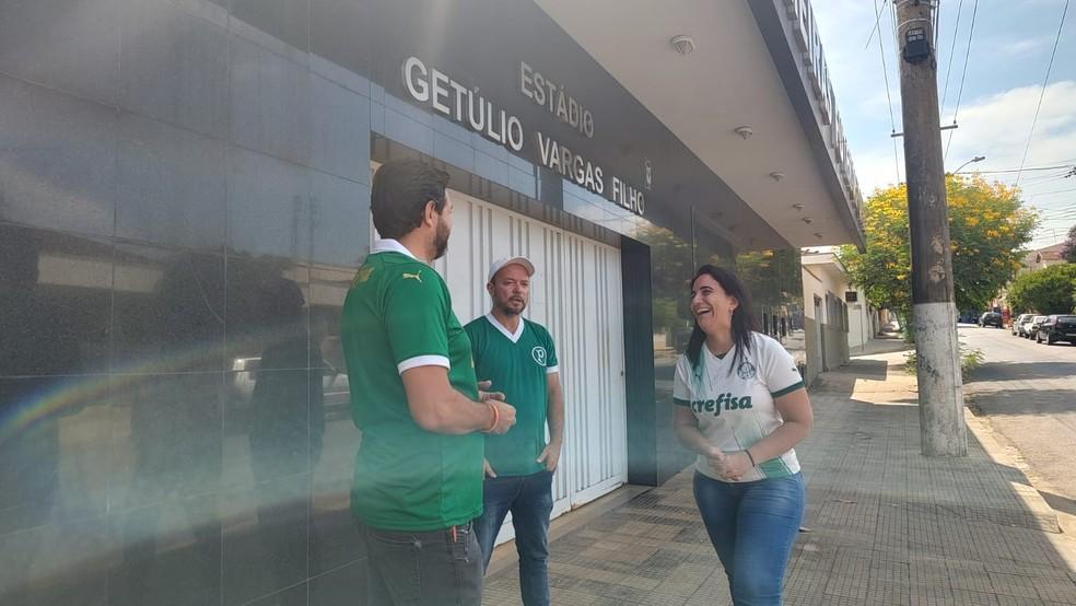 Torcedores do Palmeiras em frente ao estádio