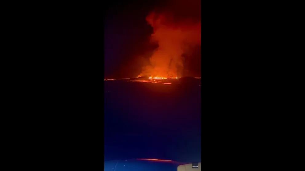 Passageiro captura a erupção do vulcão na Península de Reykjanes