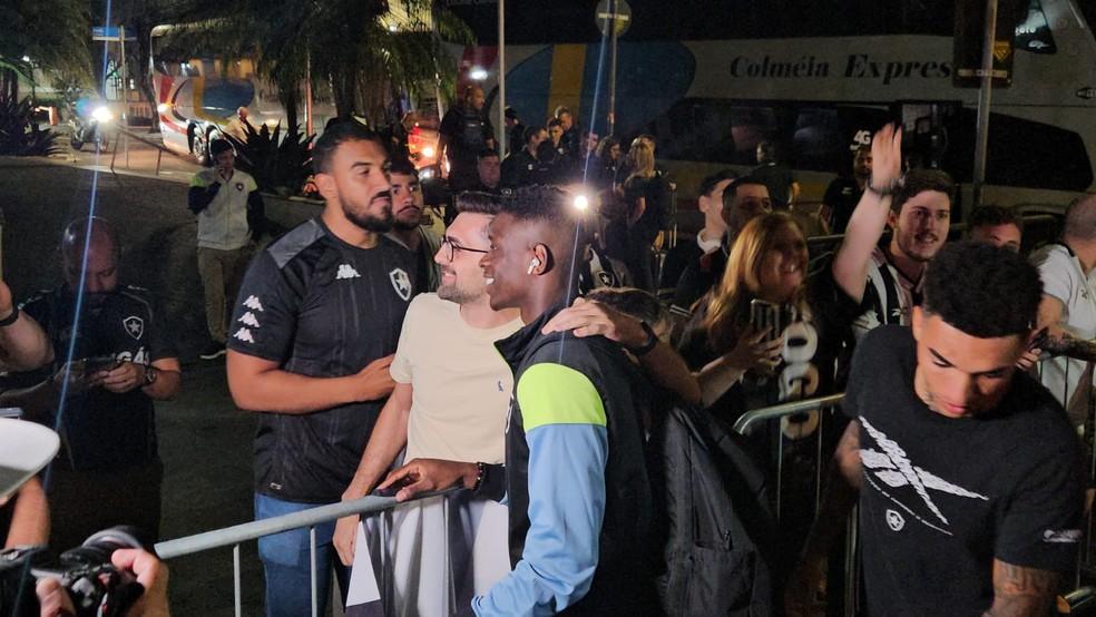 Luiz Henrique, do Botafogo, no desembarque da delegação em São Paulo