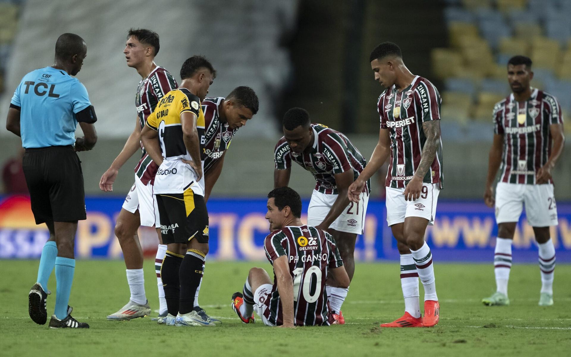 Ganso caído no gramado do Maracanã após sentir a lombar em Fluminense x Criciúma